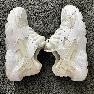 WHITE- NIKE HUARACHES